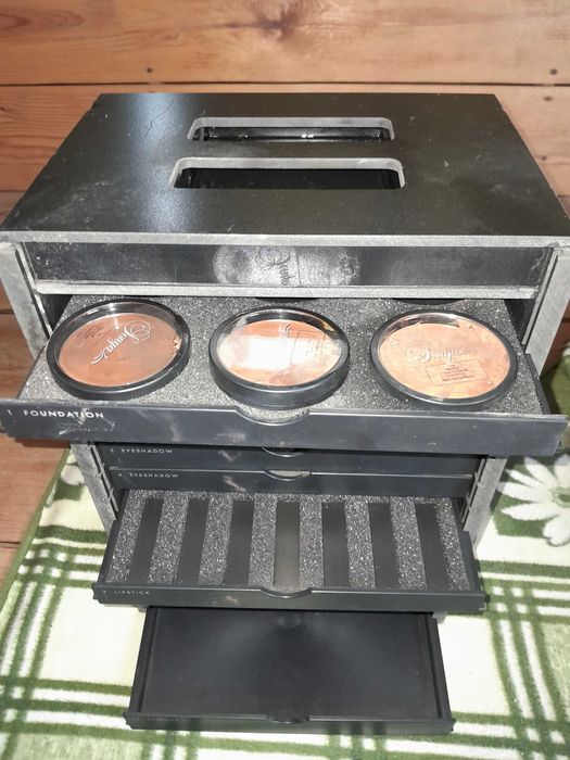 Контейнер для косметики 3500 тенге.