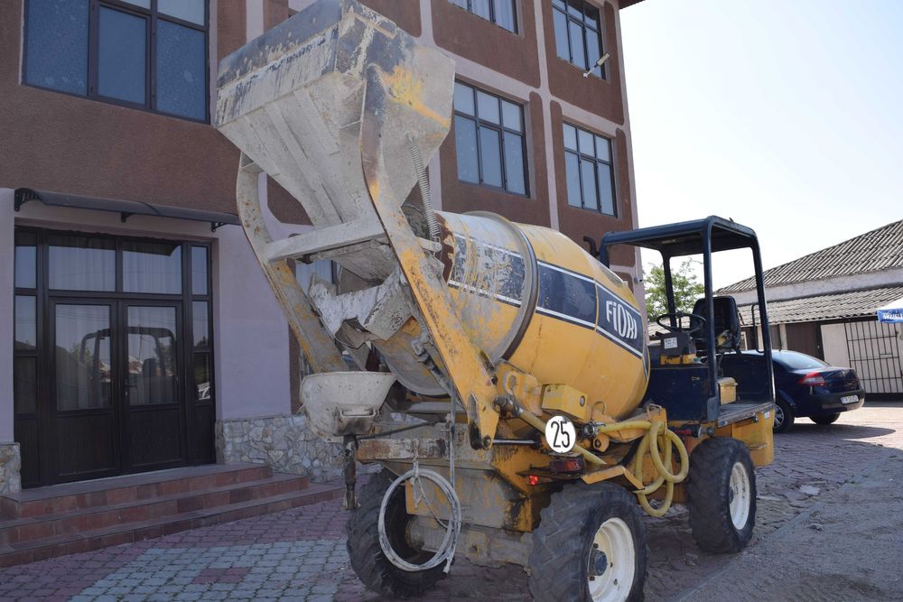 Autobetonieră autoîncărcătoare FIORI 4×4 – cuvă ~1–1,5 m³ de inchiriat