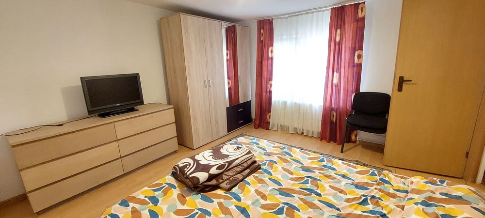 Închiriez garsoniera la curte