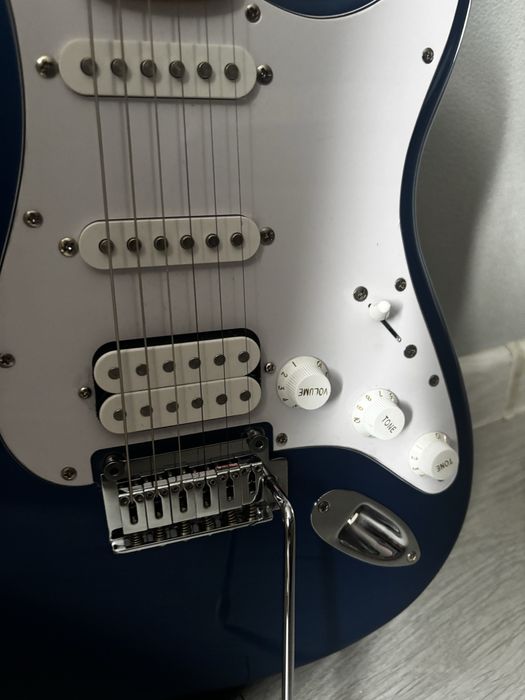 Электрогитара Squier Stratocaster HSS + Комбик Fender