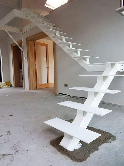 Scari Metalice Moderne