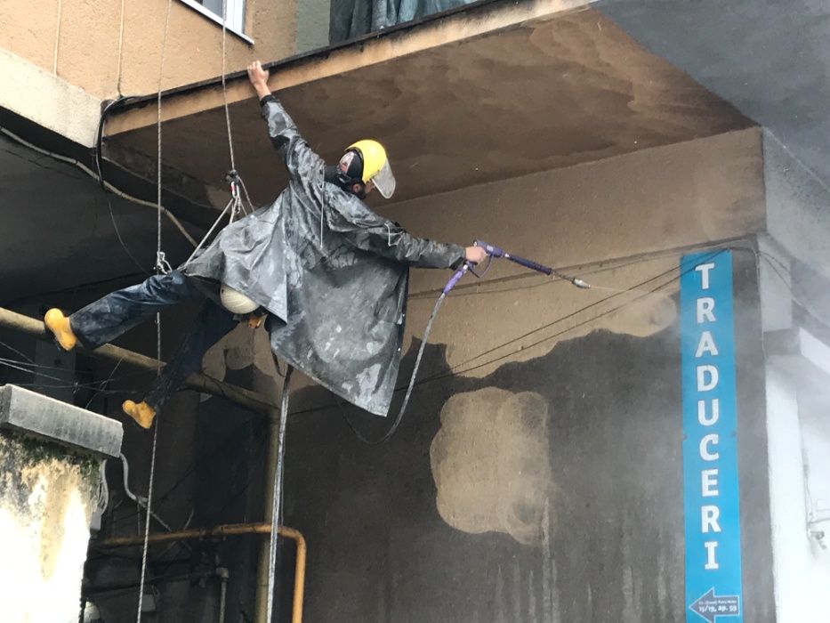 Alpinism utilitar, curatare fatade, acoperisuri prin hidrosablare