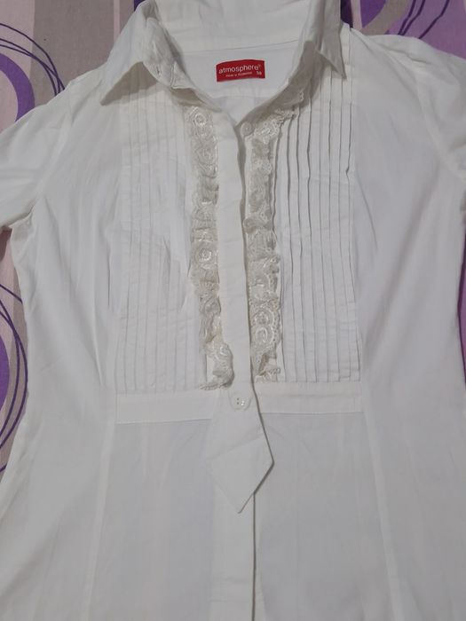 Cămașă albă cu volănașe,mărimea 38(M),cambrată,marca Atmosphere.