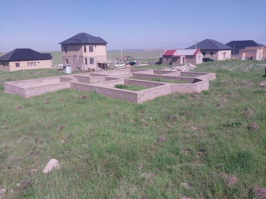 Продоетса участок с фундаинтом