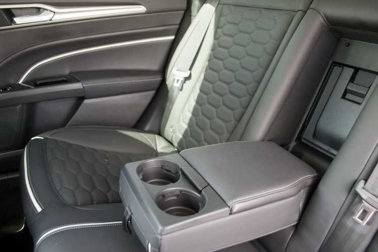 Transport masini premium si Mercedes 7+1, ținută business, pret <Uber