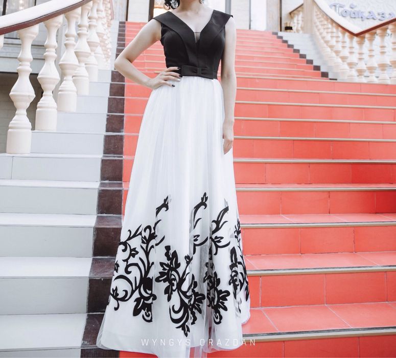 Стильное вечернее платье