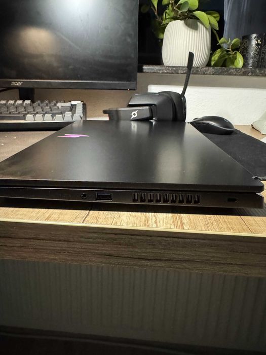 Laptop ACER NITRO V 15 165 HZ ca nou ,Ryzen 5 7535HS ,16gb Ram DDR5, 512 SSD M2, Rtx 4050 GARANTIE VALABILA LA ALTEX.