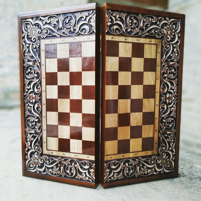 Shaxmat. Yong'oq daraxtidan o'yib ishlangan. Xar xillari bor