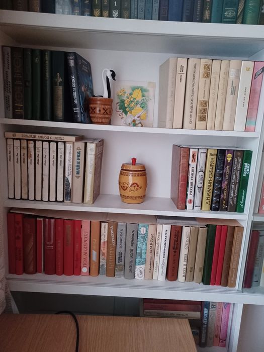 Книги разные.  Есть подписные издания.