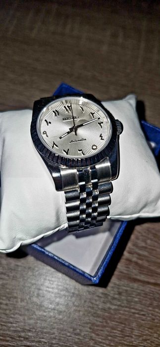 Часовник Seiko MOD Date White Arabic
