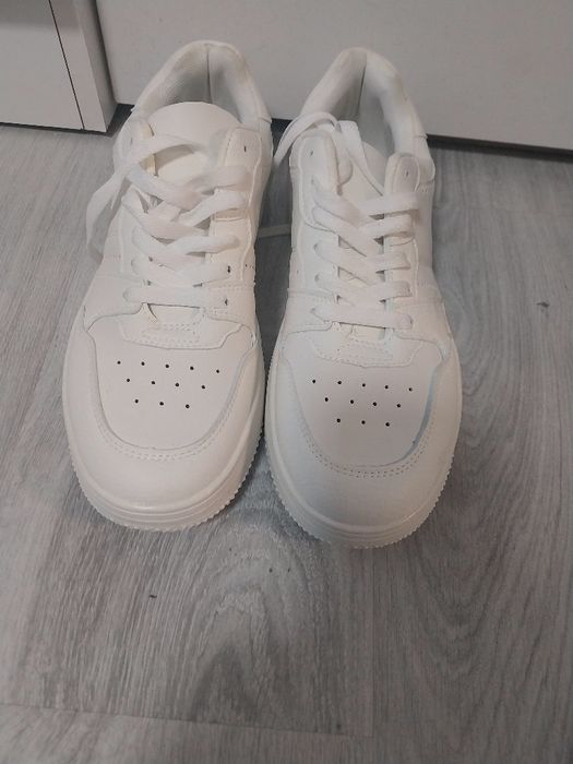 Продавам чисто нови бели маратонки – унисекс