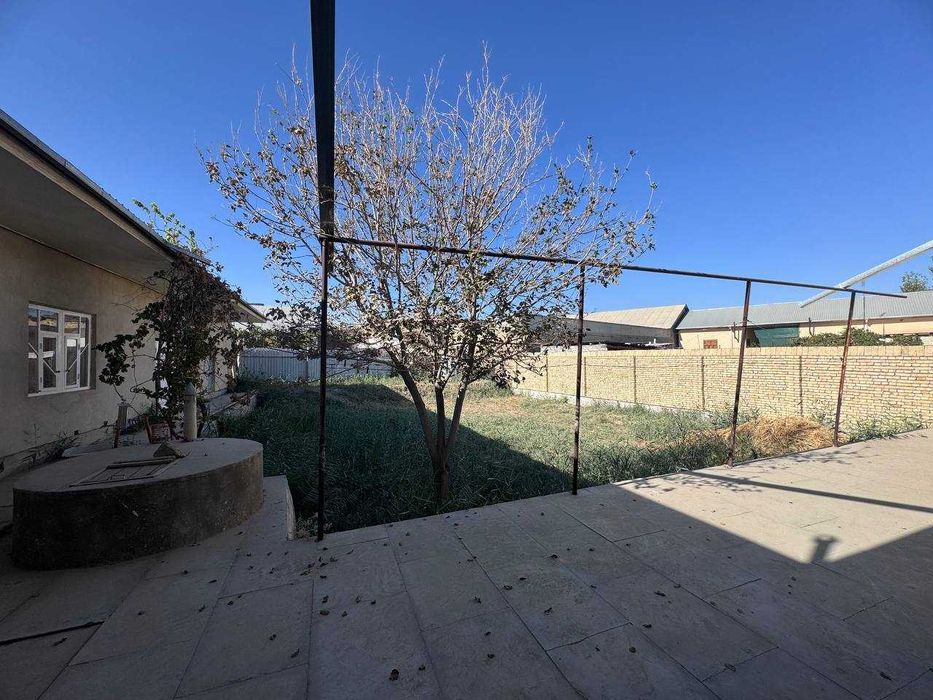 Qorako‘l Akademik Litsey oldida uy sotiladi