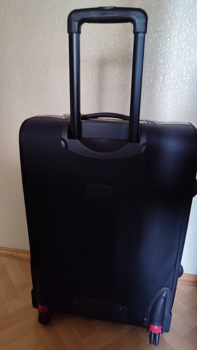 Продам дорожный чемодан