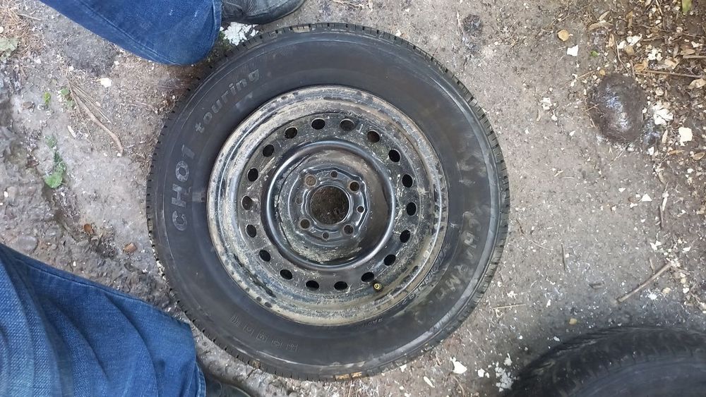 Продается баллоны  14 балон две штуки  и один балон с диском 13