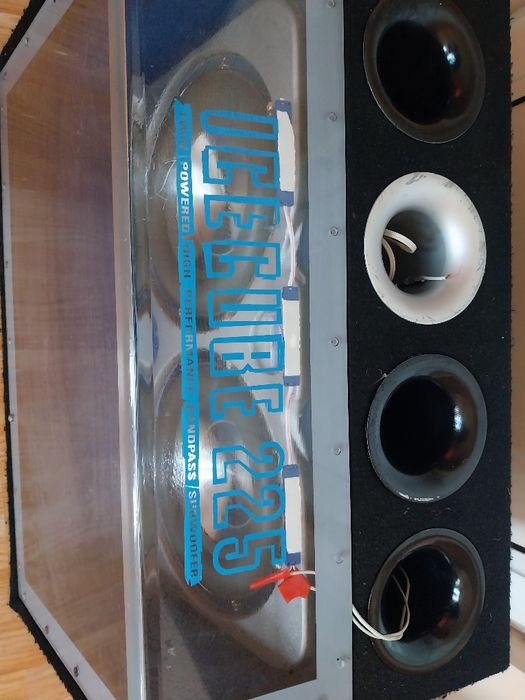 Продава се бас каса 500w усилвателите е 1100w