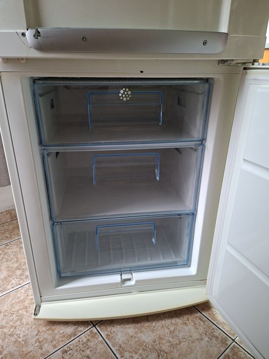 Хладилник с фризер ELECTROLUX