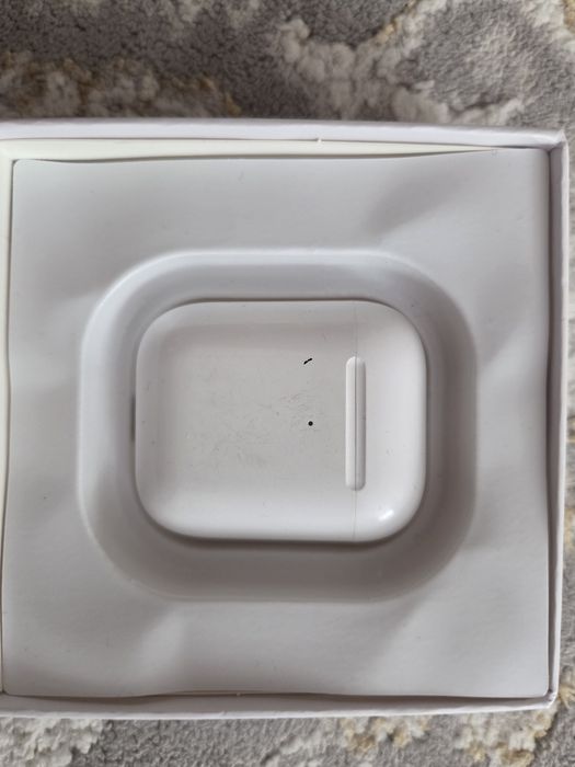 Продаются сломанные айрподсы на запчасти