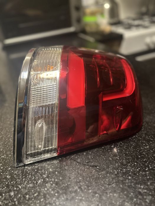 Toyota land cruiser 200 orqa fara