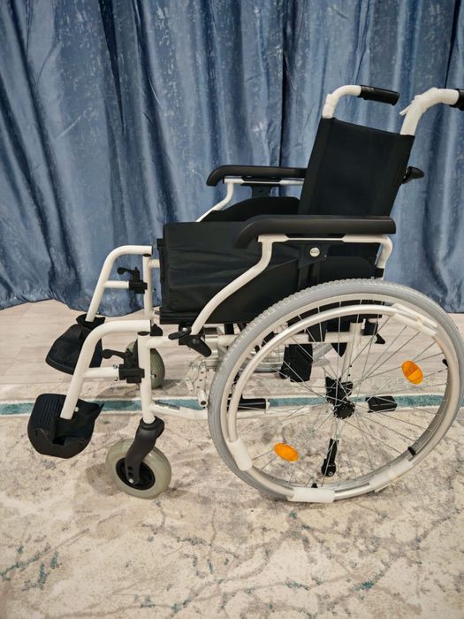 Продам инвалидную кресло- коляску