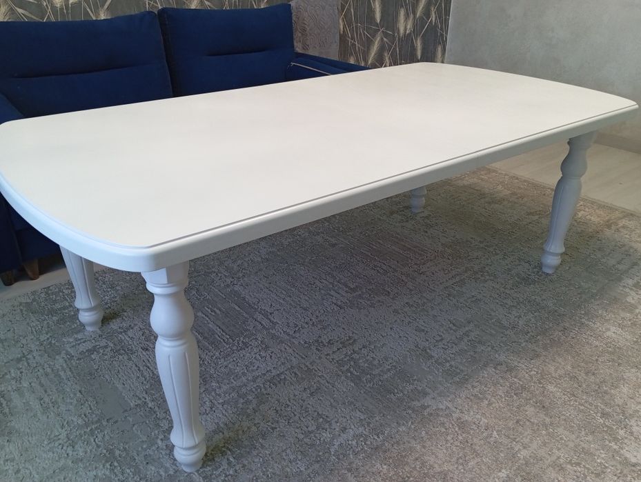 Гостиный стол, хорошего качества