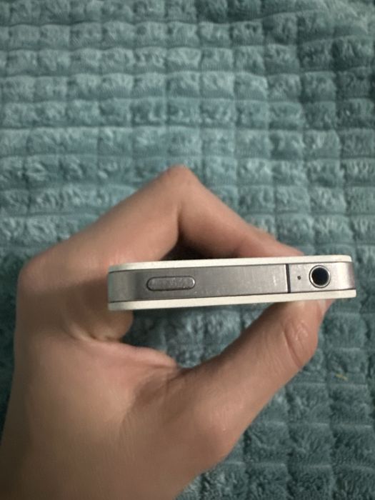 Iphone 4s ideal faqat krishka siniq holos