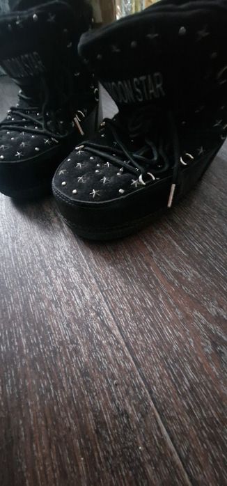 Продам зимние черные ботинки, угги. Модные, красивые.