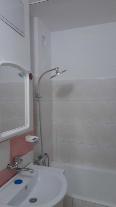 Închiriez garsoniera confort 1