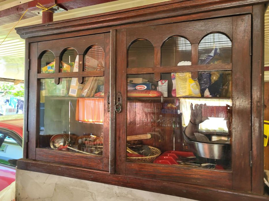 Vand masa si dulap din lemn masiv foarte vechi