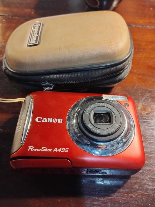 Компактен фотоапарат с калъф Canon