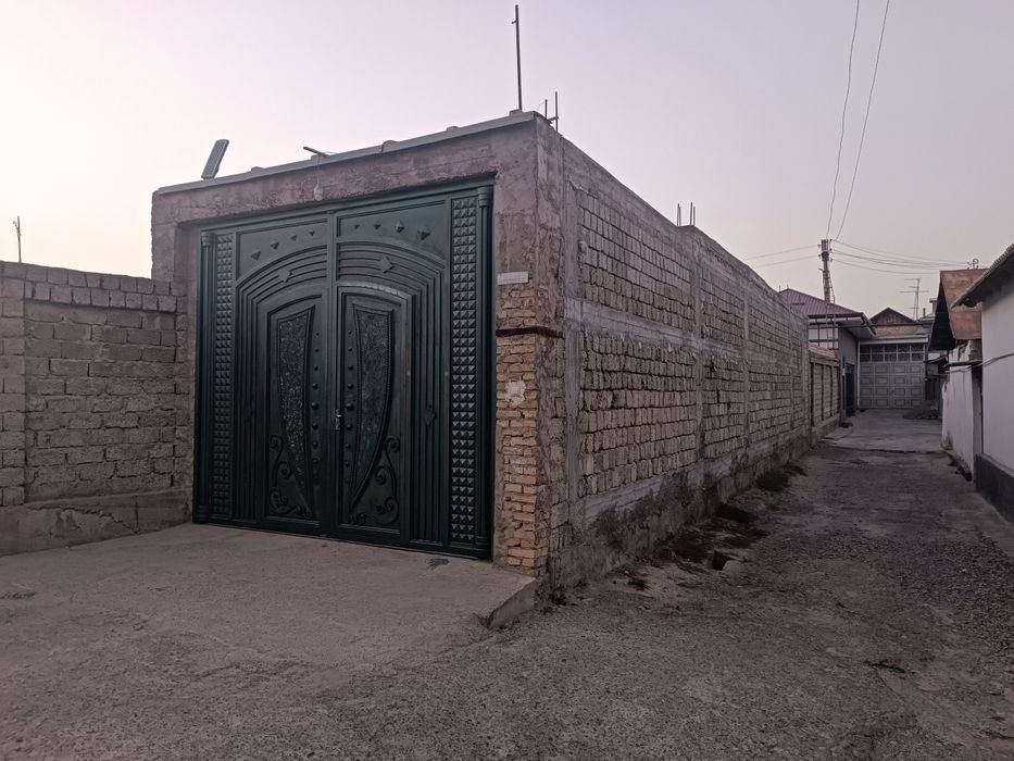 Uy sotiladi 4 ta books bilan