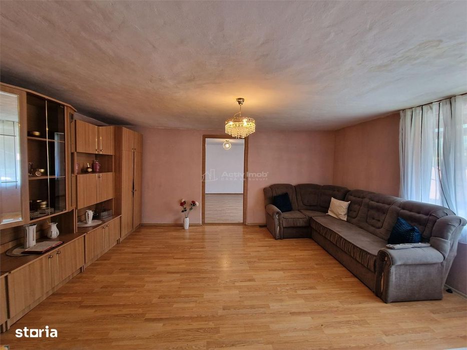 Resita Apt.Etj.1 Curte Comuna