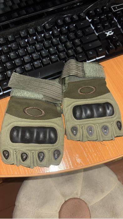 Шлем с перчаткой