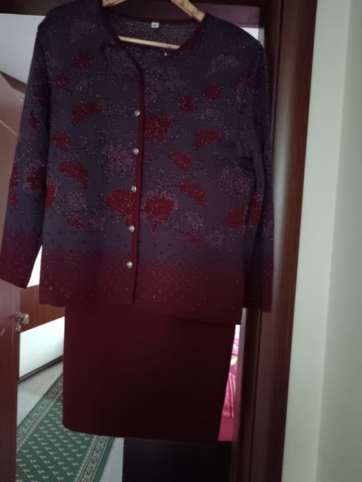 Костюм в цвят бордо.Материя трико .Размер 48.