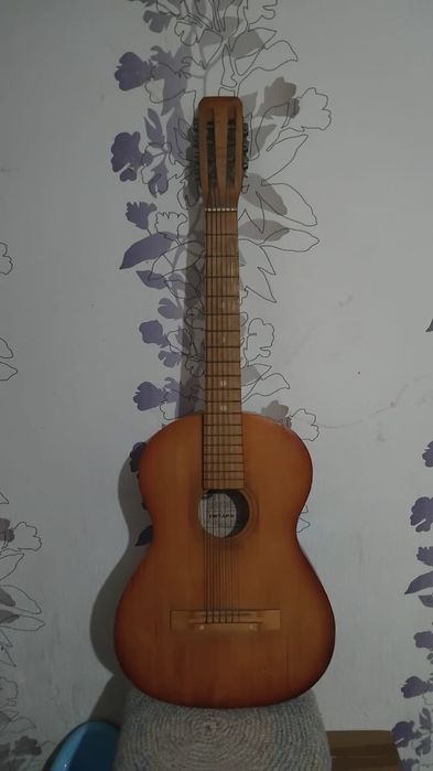 Гитара 10000тг. Чехол 5000тг. Район Бурова