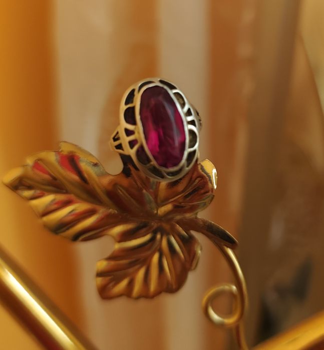 Кольцо серебряное,камень корунд- рубин,875 проба,300000сум..