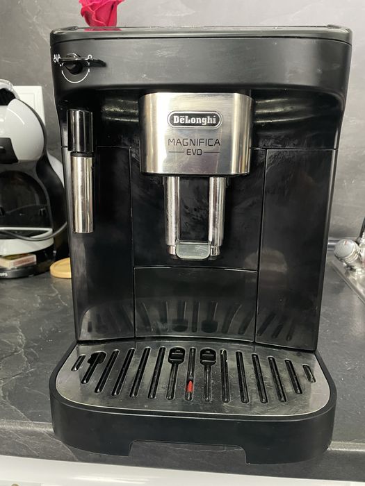 Продавам кафеавтомат DELONGHI MAGNIFICA EVO