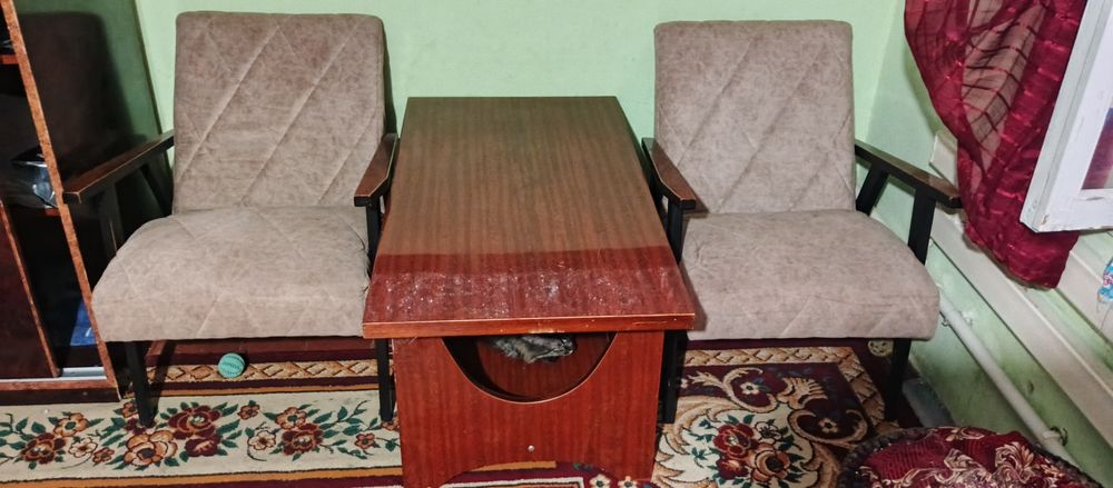 Продается шкаф, кресла, журнальный столик