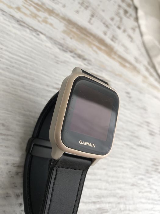 Garmin Venu SQ - кутия и кабел