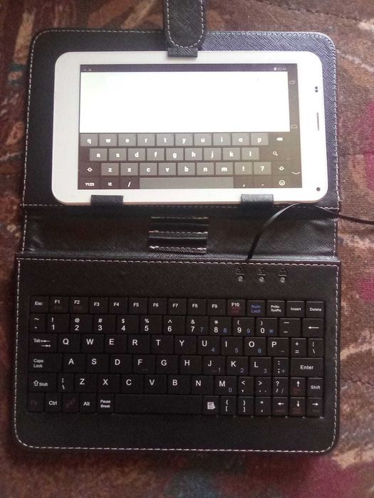 Tabletă Vonino, cu tastatură, husă, căști și încărcător incluse
