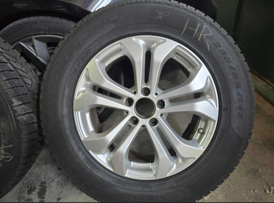 Гуми 4бр Pirelli 235/65/R17 с оригинални Джанти за Mercedes GLC