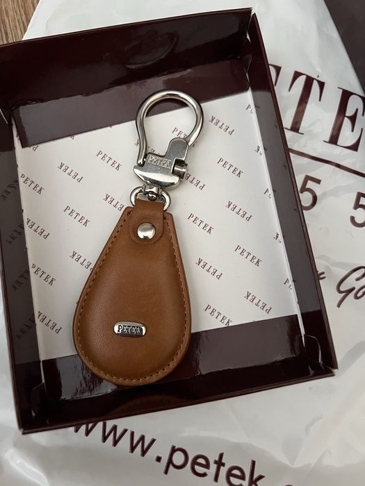 Продам кожаный брелок для ключей Petek