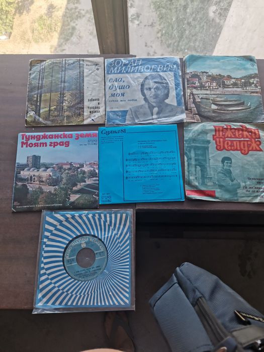 Грмофонни плочи, малки и големи.