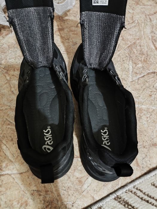 Кросовки ASICS черные, теплые