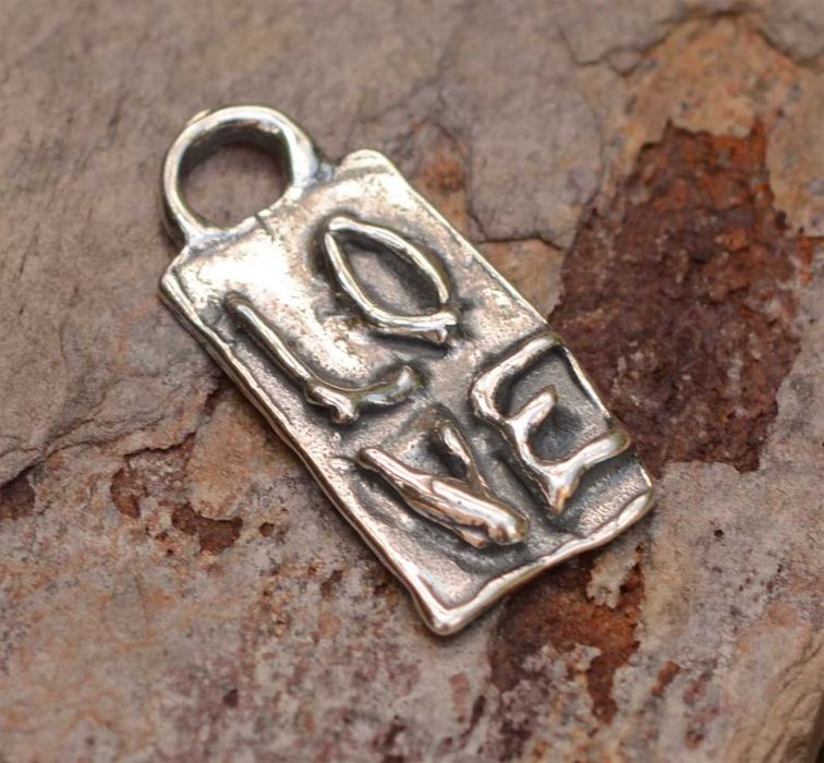 Сребърен медальон 925 „LOVE“ – скулптурен талисман за любов.