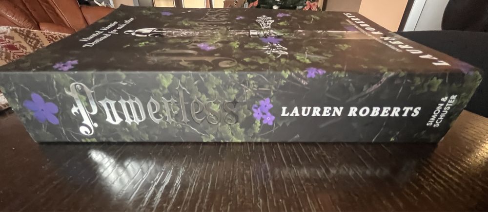 Powerless - Lauren Roberts (първа книга от поредицата)