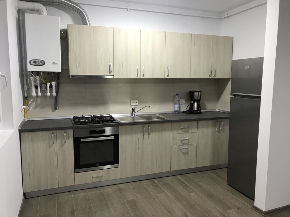 Inchiriez apartament + loc de parcare