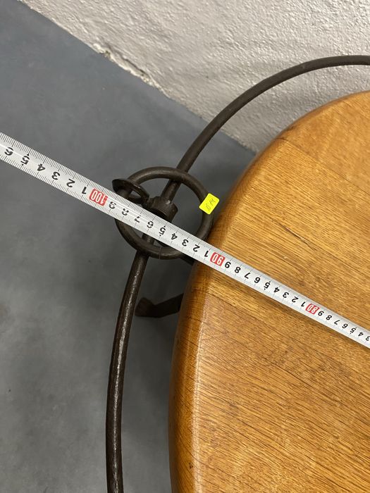 Френска маса за кафе с дъбов плот и крака от ковано желязо