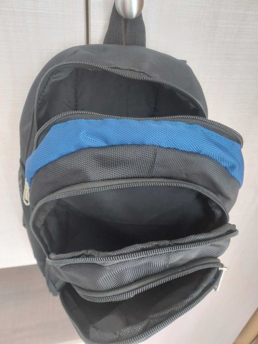 Rucsac negru‑albastru, compact și încăpător