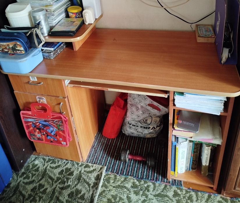 Компьютерный стол со стулом