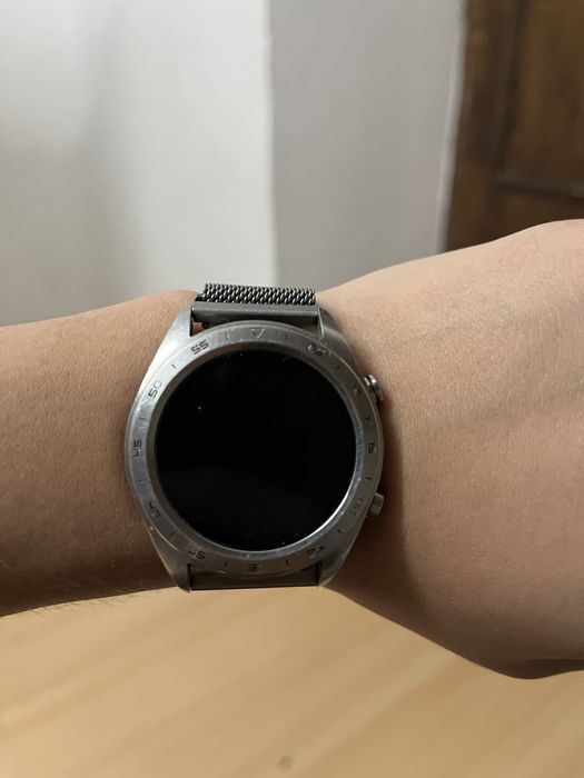 Часы сам стоит 75к срочно продаю Honor watch